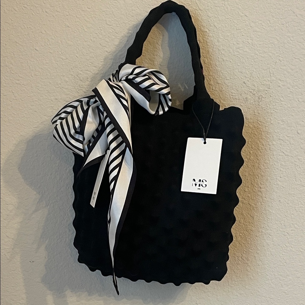 Max Simple Pineapple Natural Fiber black Tote with 100% silk scarf . New w tags